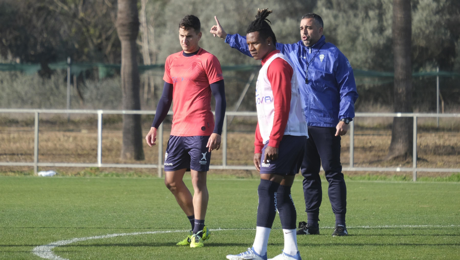 Germán Crespo da órdenes ante Antonio Caballero y Cedric Teguia.