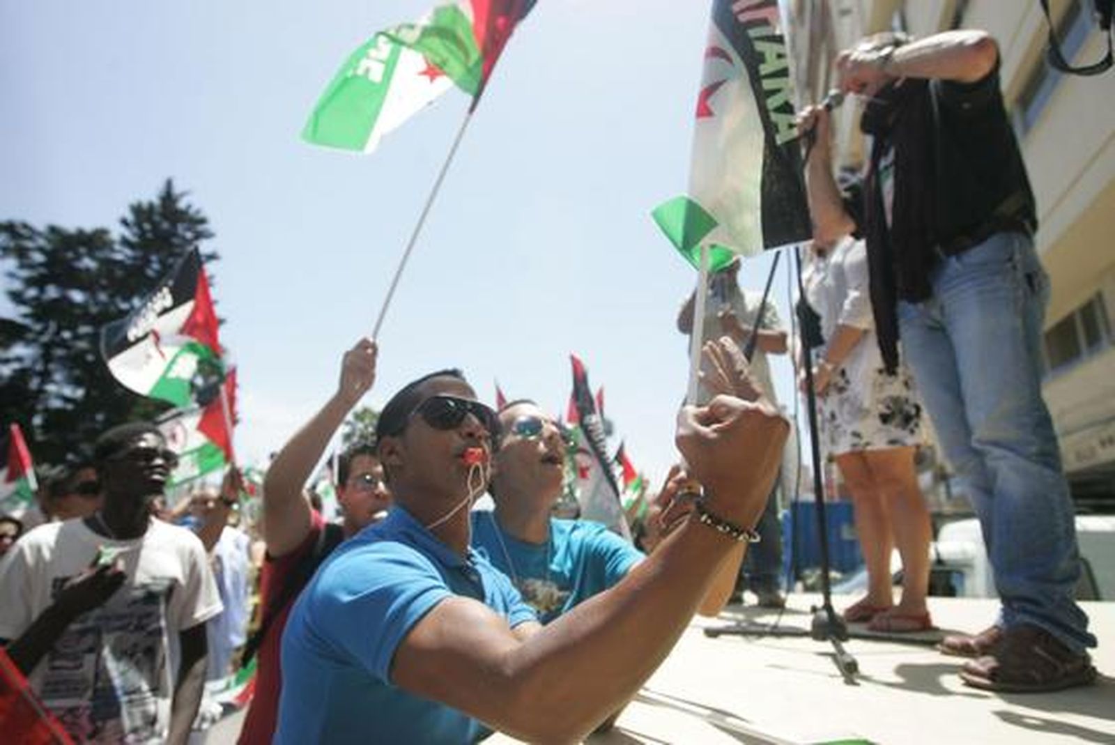 Unas 200 personas reclaman el Sahara libre antes el Consulado de Marruecos donde les responden unos 30 marroquíes gritando y besando la bandera de su país./Fotos:J.M.Quiñones

Foto: J.M.Q.