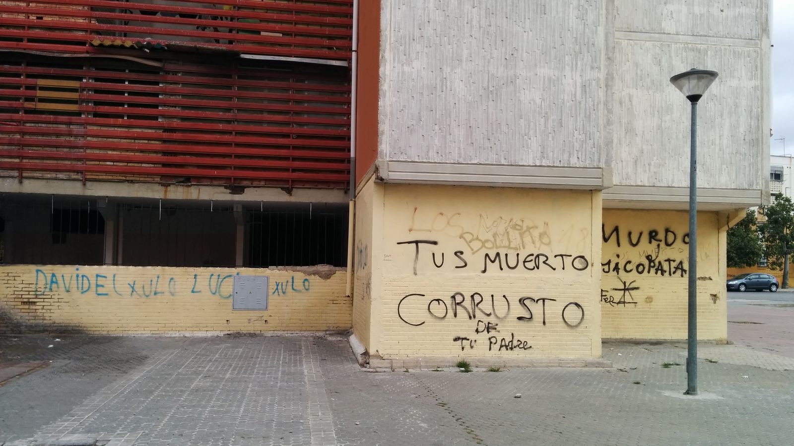 Una pintada contra uno de estos policías en los muros de 'Las Vegas'.