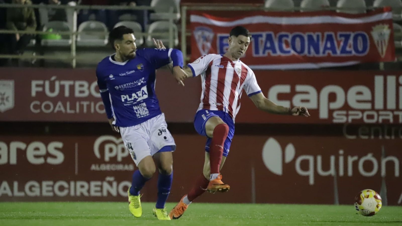 Javi Avilés, ante Relu en el Algeciras-Teruel.