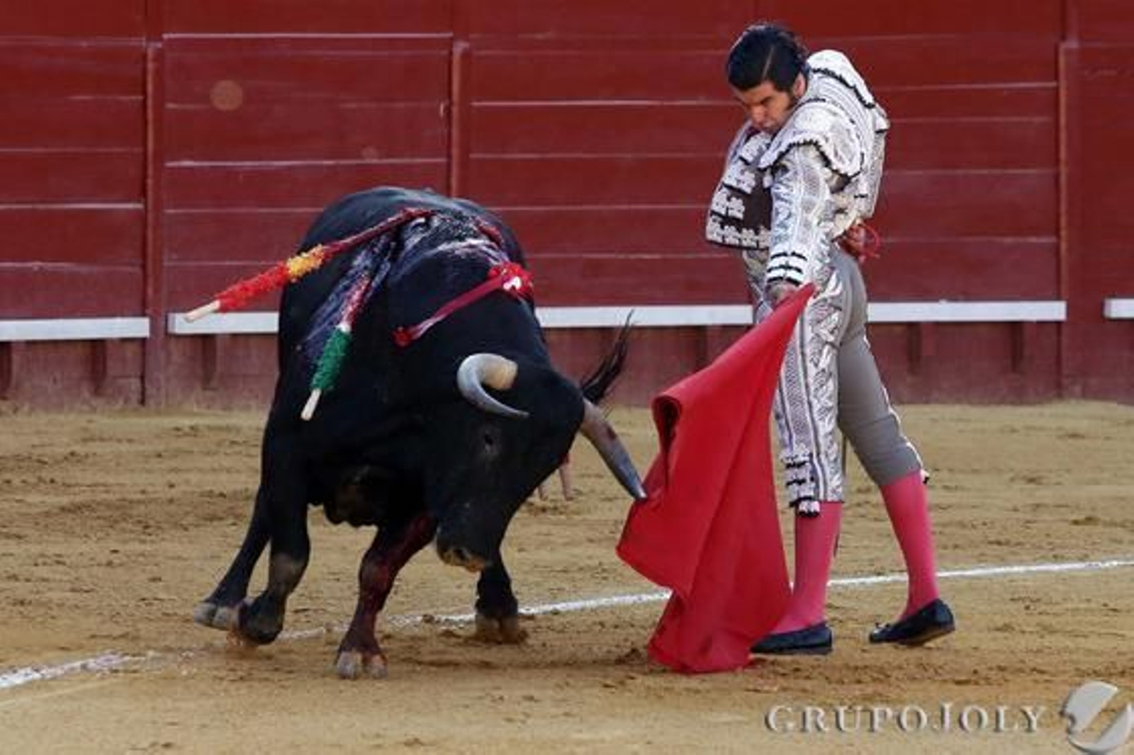 Morante quiso mucho con su tercero, pero no encontró toro.

Foto: Manuel Aranda