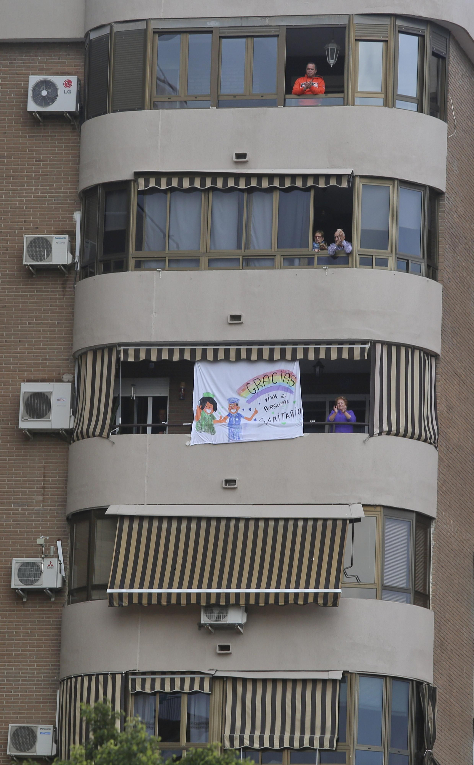 Coronavirus en Málaga: Aplausos que emocionan en el hospital Regional, en fotos