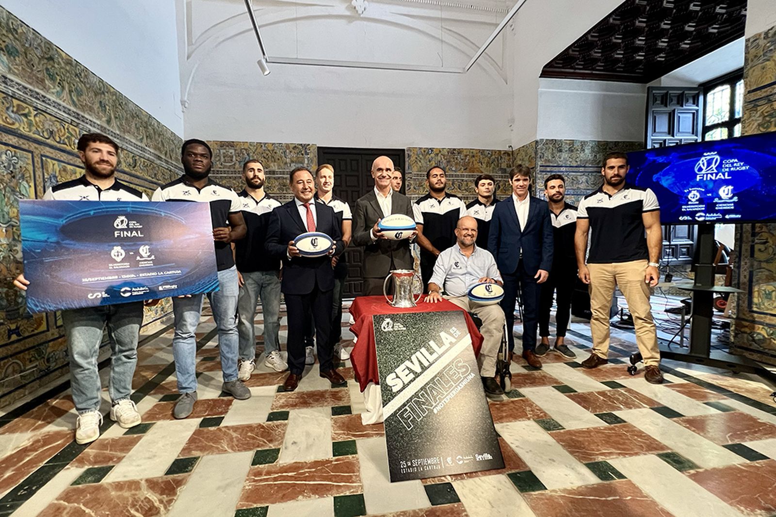 El Rugby Ciencias posa en el Ayuntamiento de Sevilla en la presentación de la final de rugby.