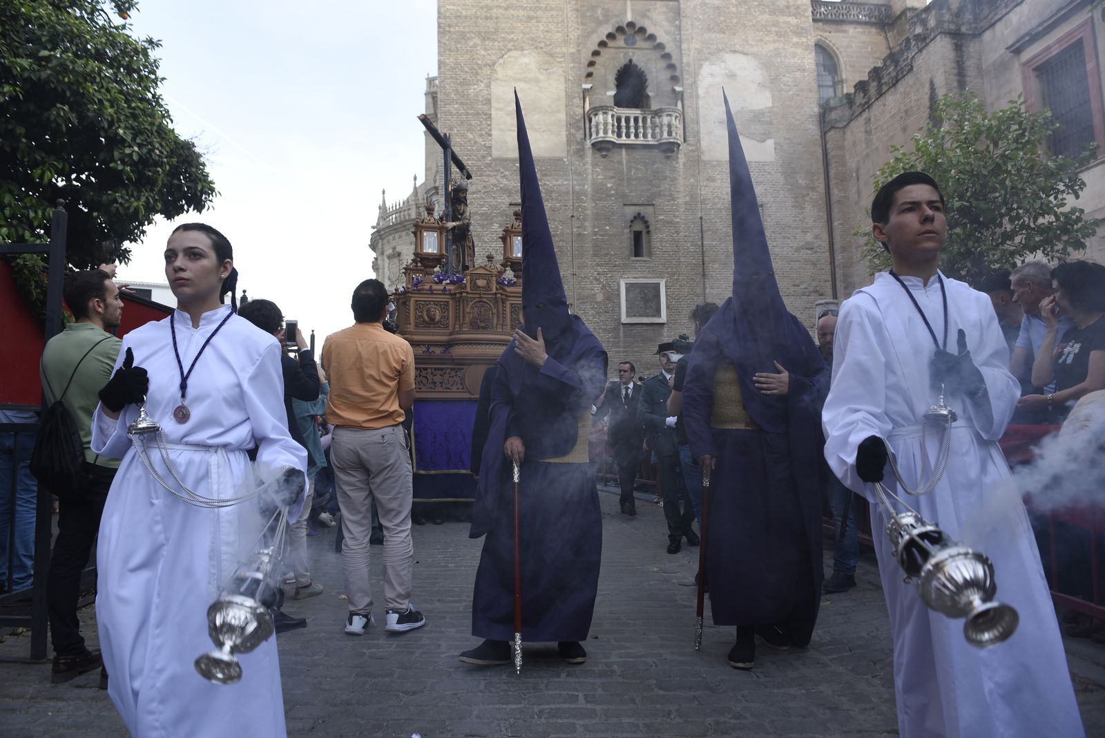 La procesión del Cristo de la Corona, en imágenes