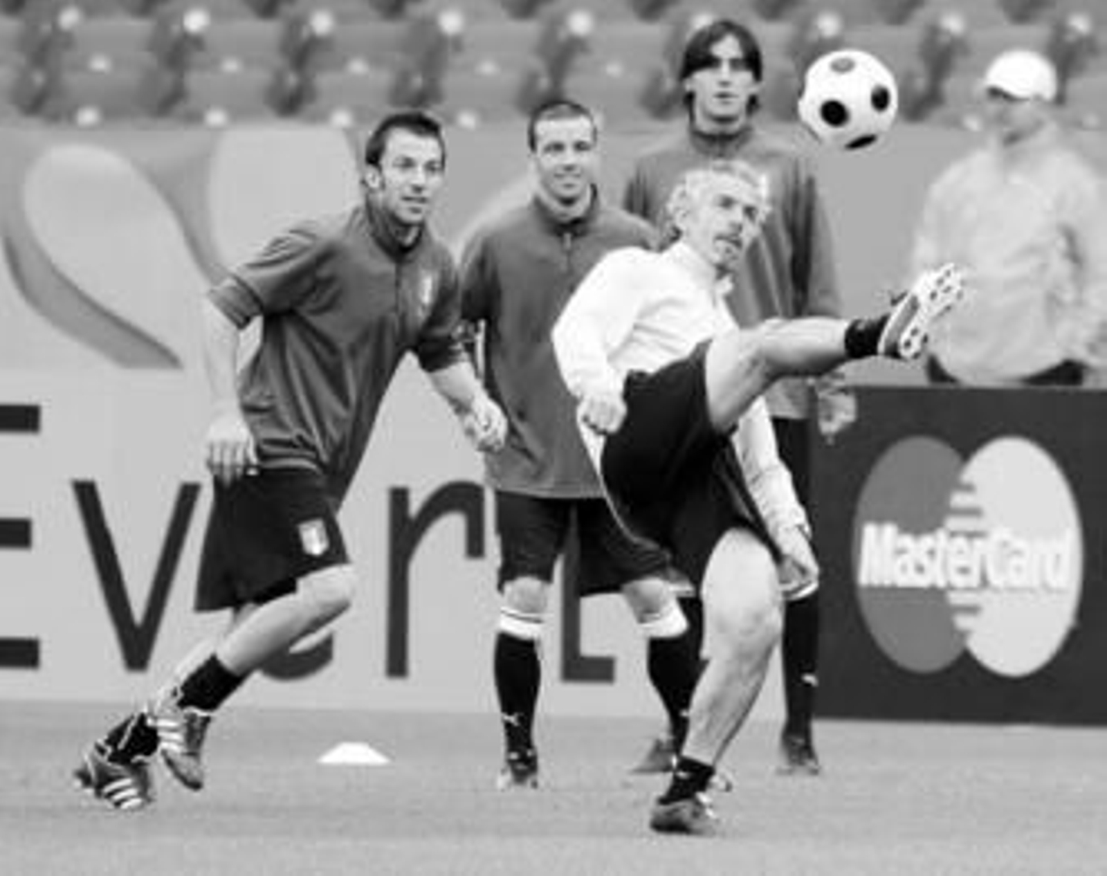 Roberto Donadoni pelotea con algunos de sus jugadores en el entrenamiento oficial. Roberto Donadoni pelotea con algunos de sus jugadores en el entrenamiento oficial.