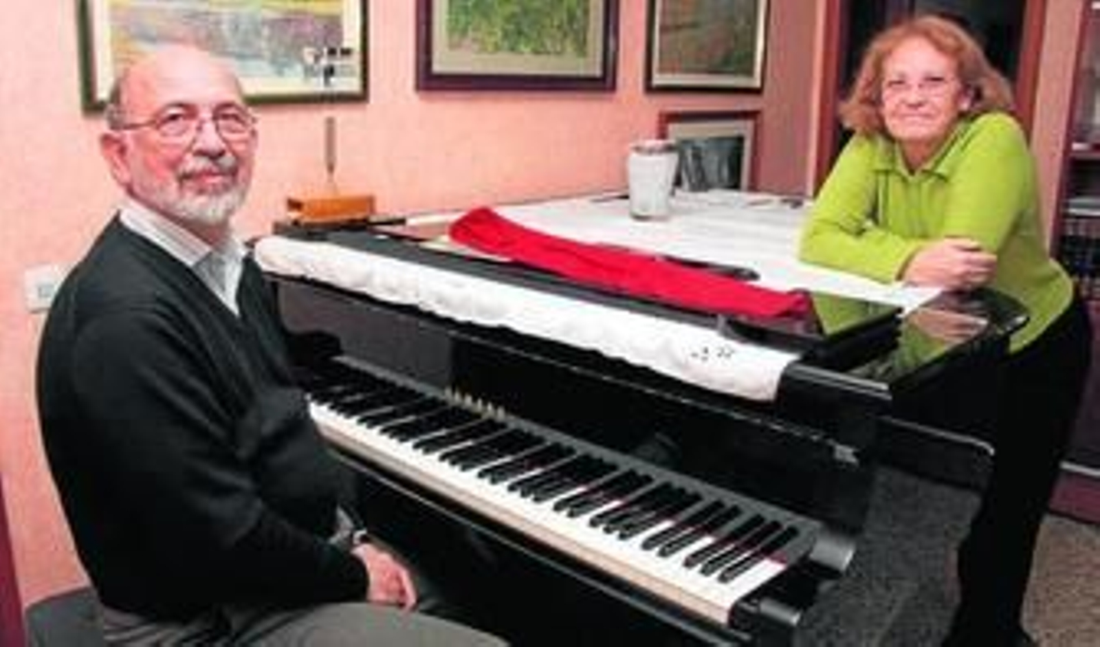 Gabriel y Ángeles, junto al piano que tocan sus hijos cuando vuelven a casa.