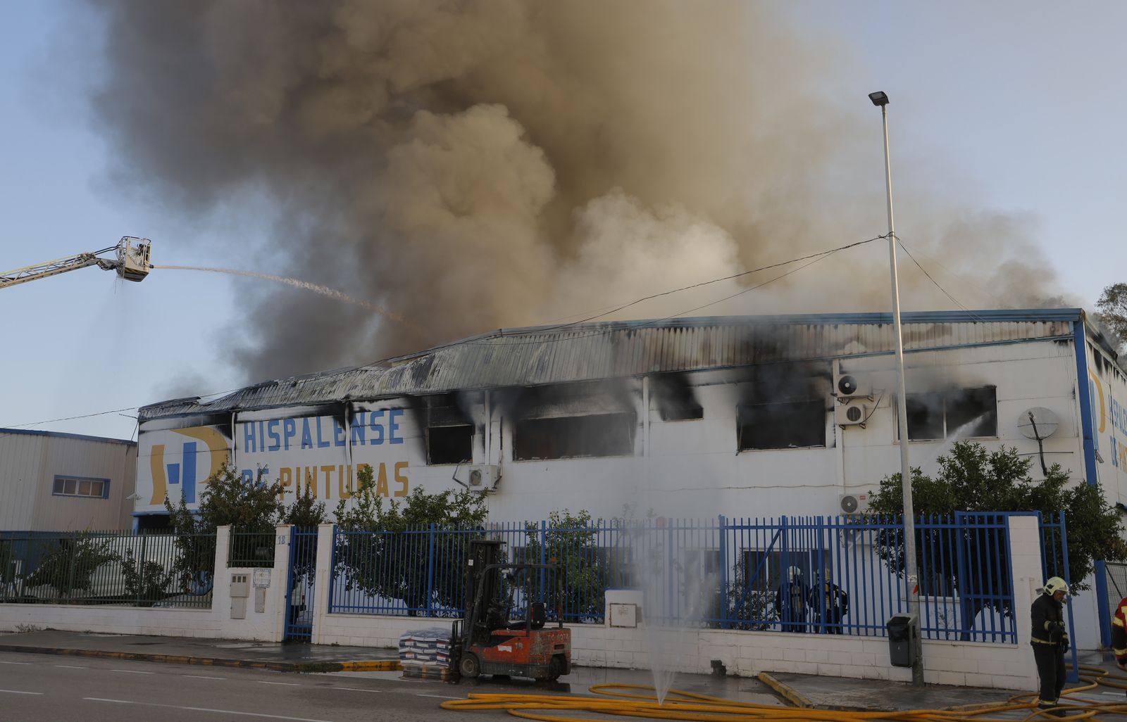Las fotos del incendio de la fábrica de pinturas