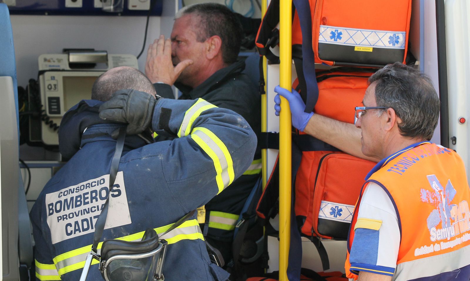 Bomberos de la provincia durante una intervención.