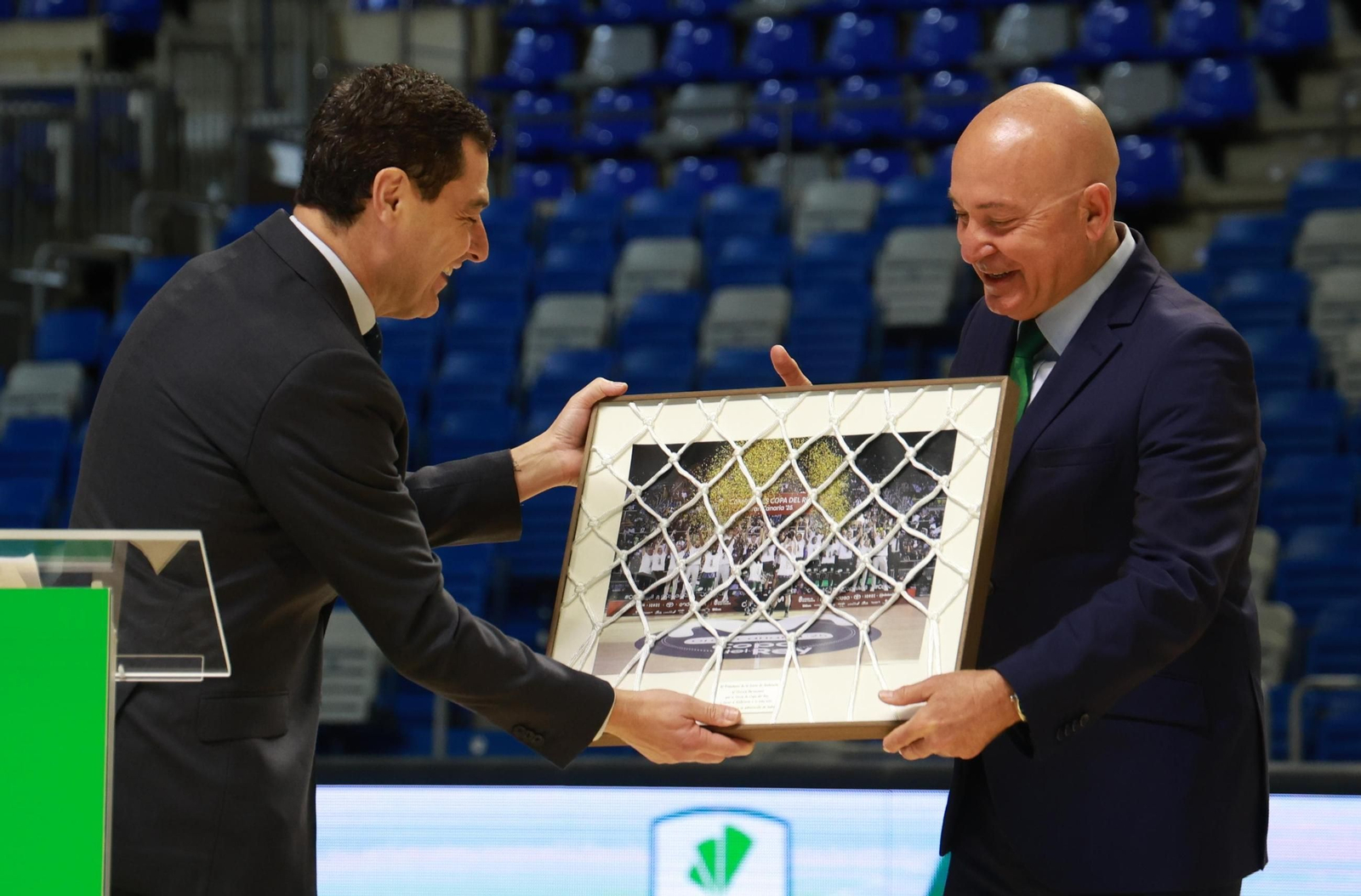El presidente de la Junta de Andañucía, Juanma Moreno, visita a los campeones de la Copa del Rey