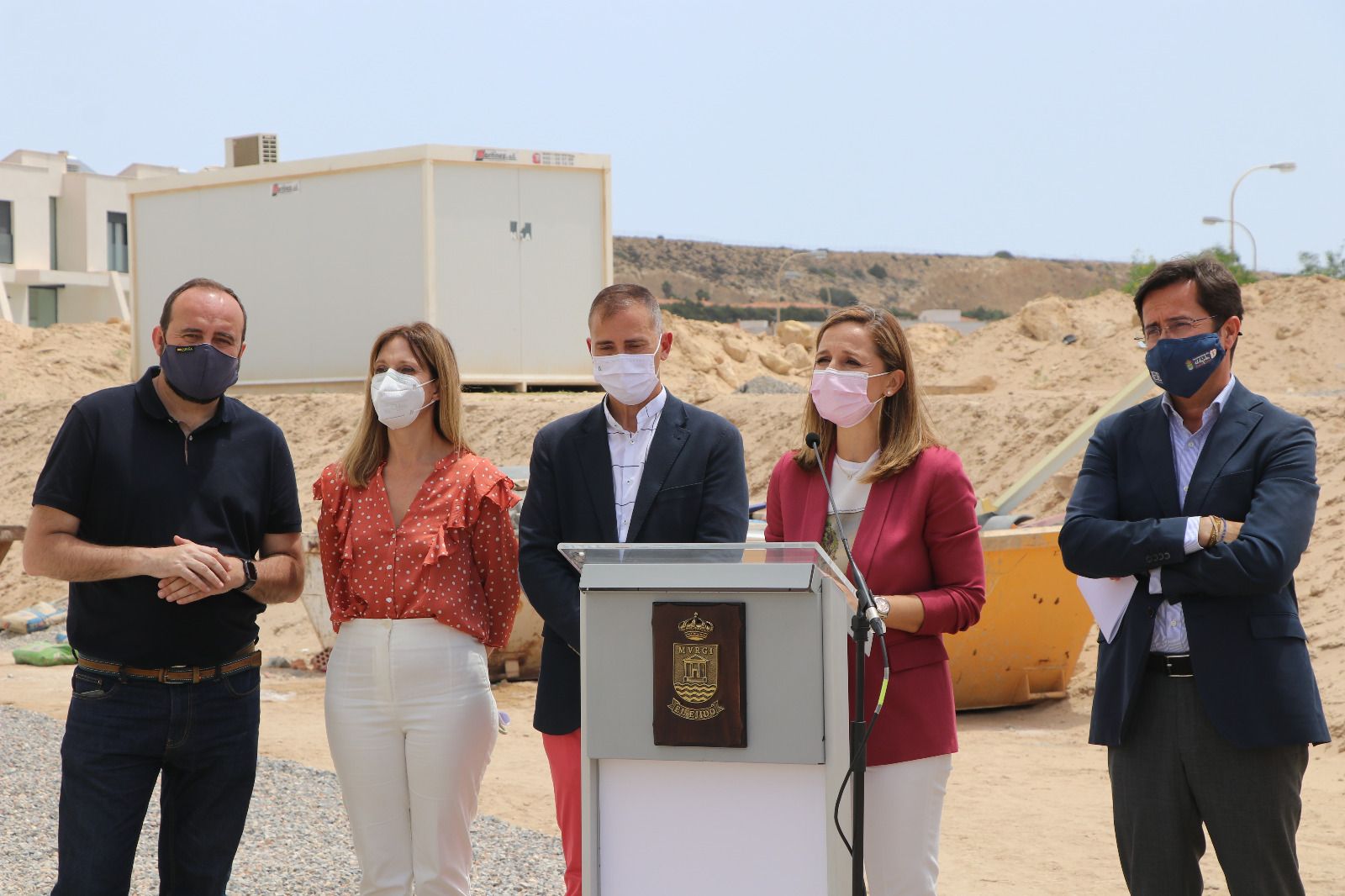 Representantes de las dos administraciones, local y autonómica, en el solar donde se construirá el colegio.
