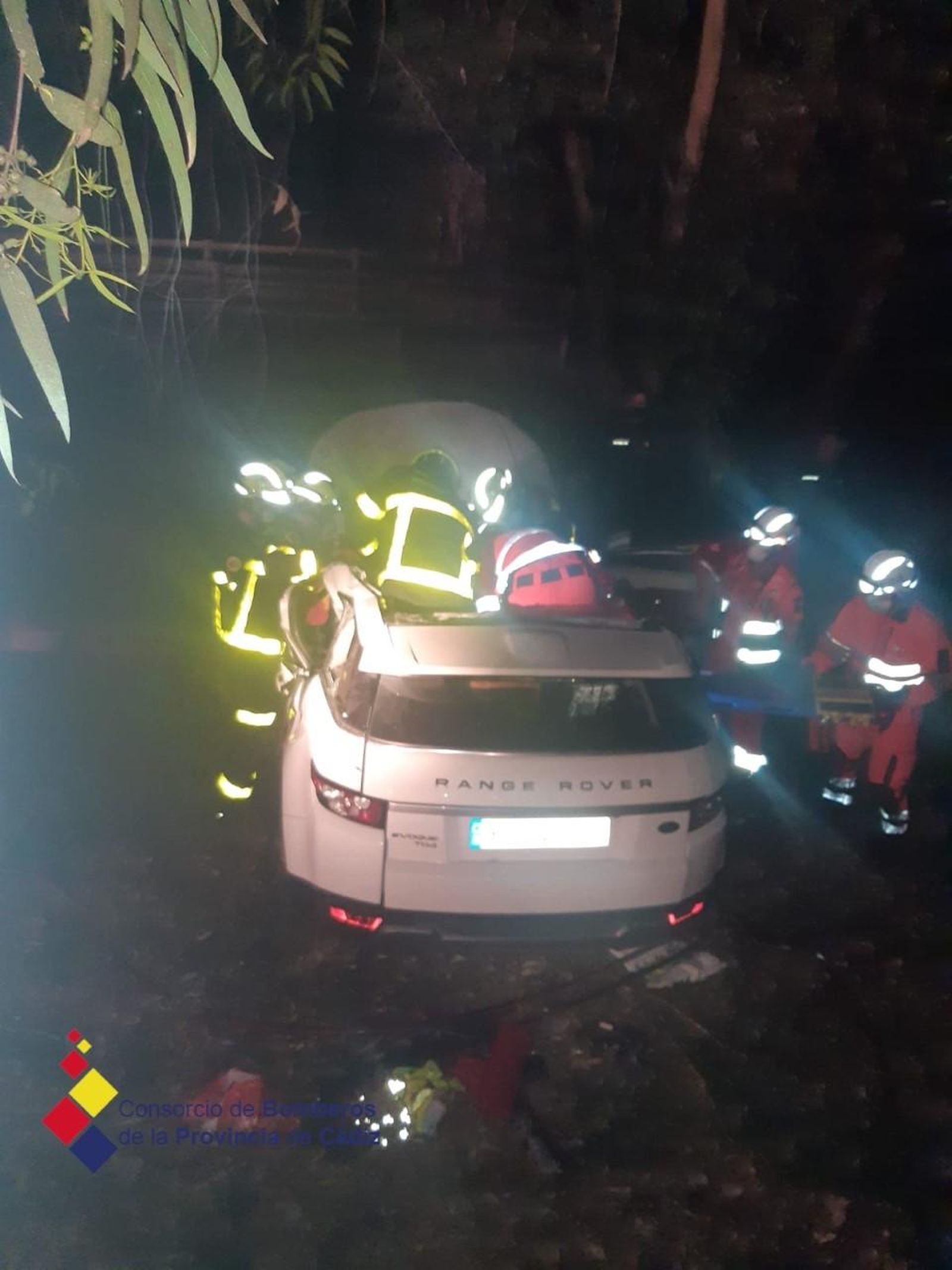 Los bomberos actúan sobre el coche siniestrado