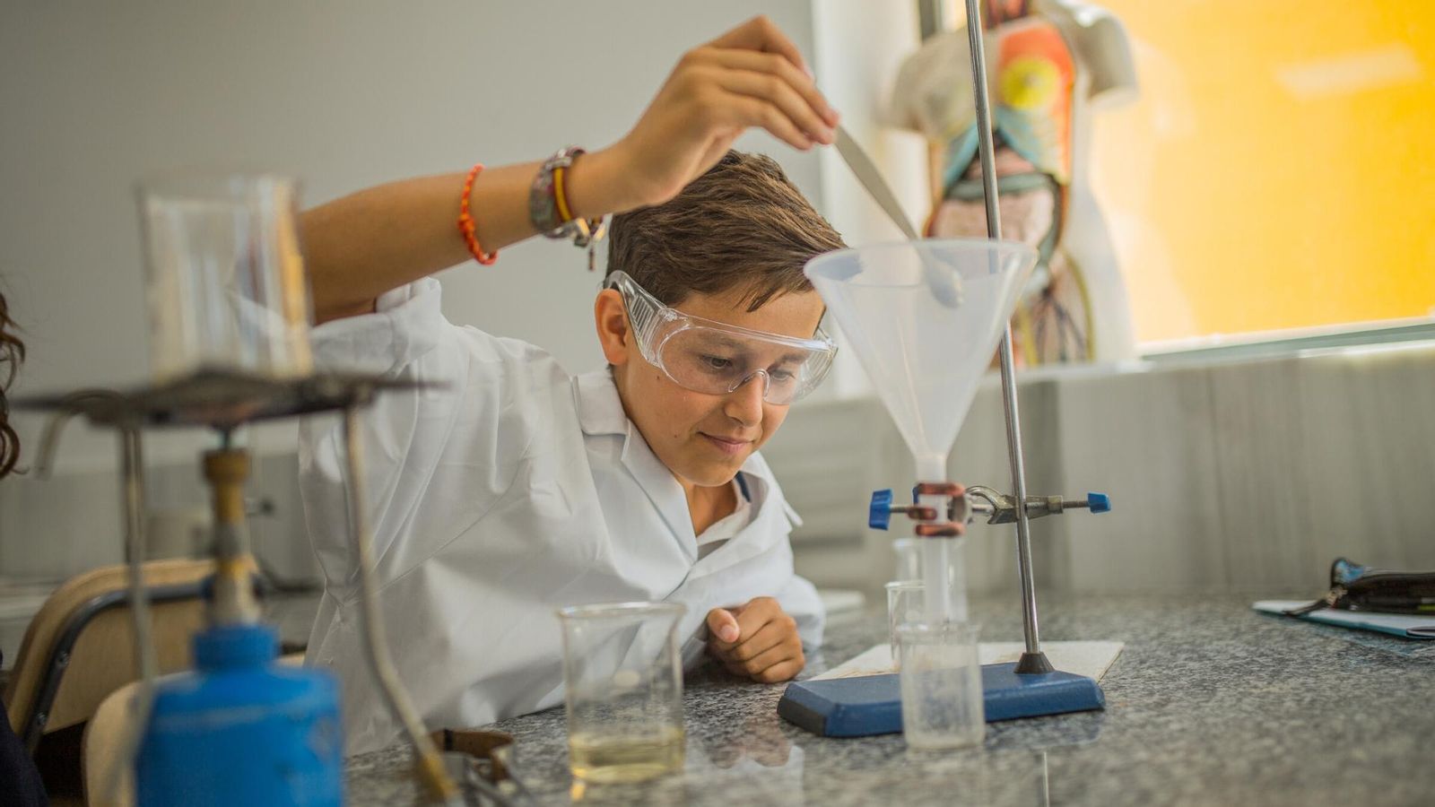 Alumno trabajando en el laboratorio.