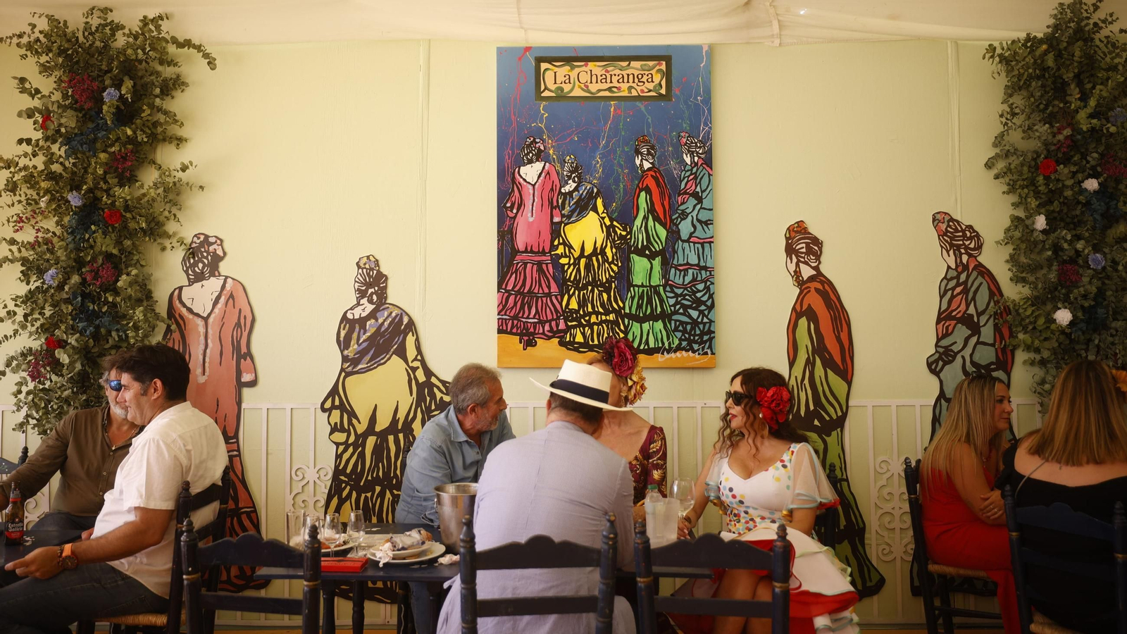 La decoración de la caseta ganadora, la de 'La Charanga', es obra de Vicente Rodríguez.