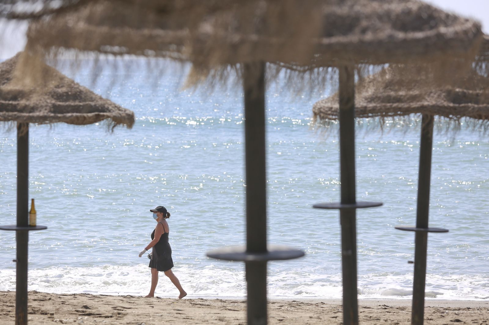 Fotos de la playa de la Malagueta, en Málaga, vacía pese al calor