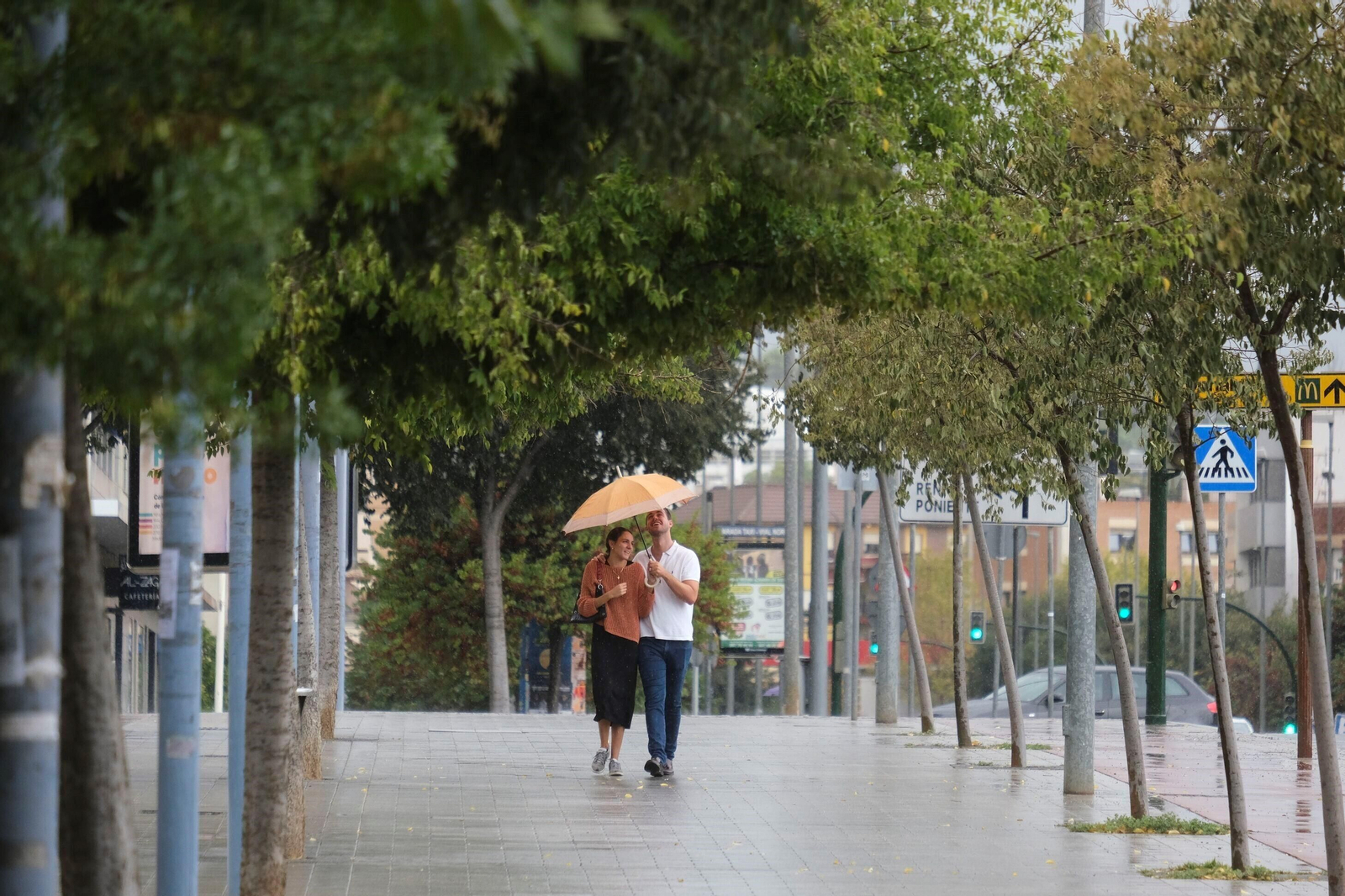 Dos personas se protegen de la lluvia caída en Córdoba a principios del mes de septiembre.