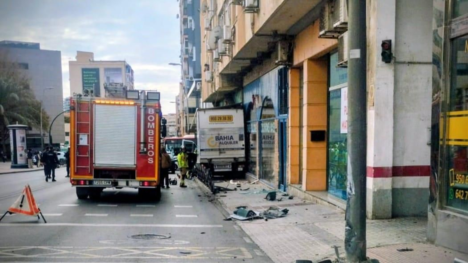 Susto en la carretera de Ronda tras la salida de vía de un camión