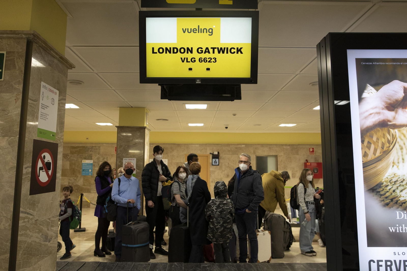 La llegada del primer vuelo de Londres a Granada, en imágenes