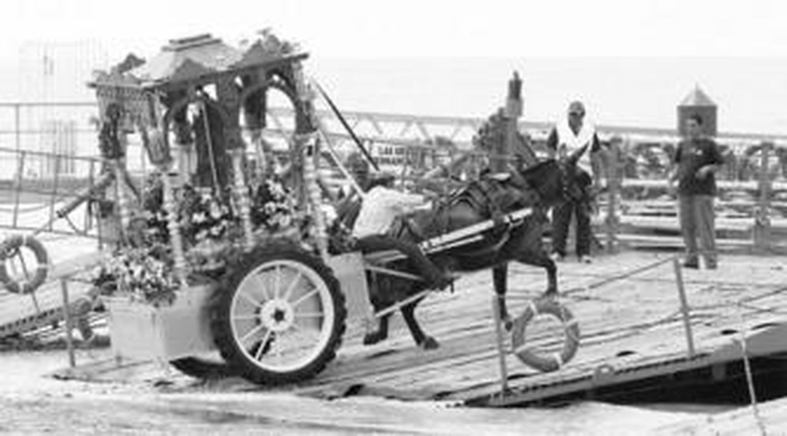 La carreta con el Simpecado de Arcos cuando el pasado martes embarcaba para cruzar el Guadalquivir hacia el coto.