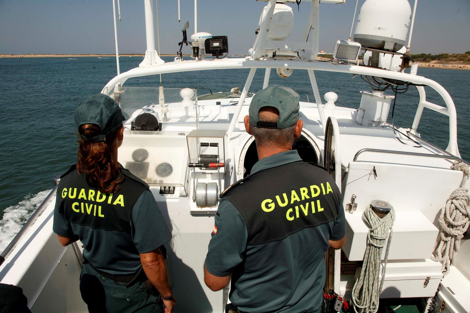 Agentes de la Guardia Civil en una embarcación en la costa onubense.