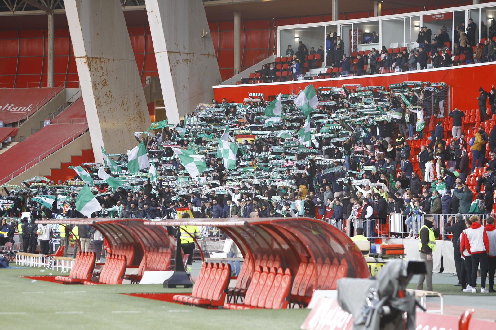 Imágenes del partido de fútbol U.D. Almería-Real Betis Balompié