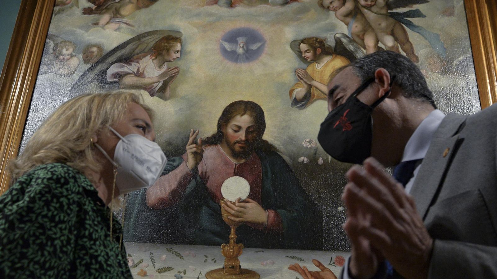 La Secretaria General Macarena O'Neill y el rector Miguel Ángel Castro, ante la obra restaurada.