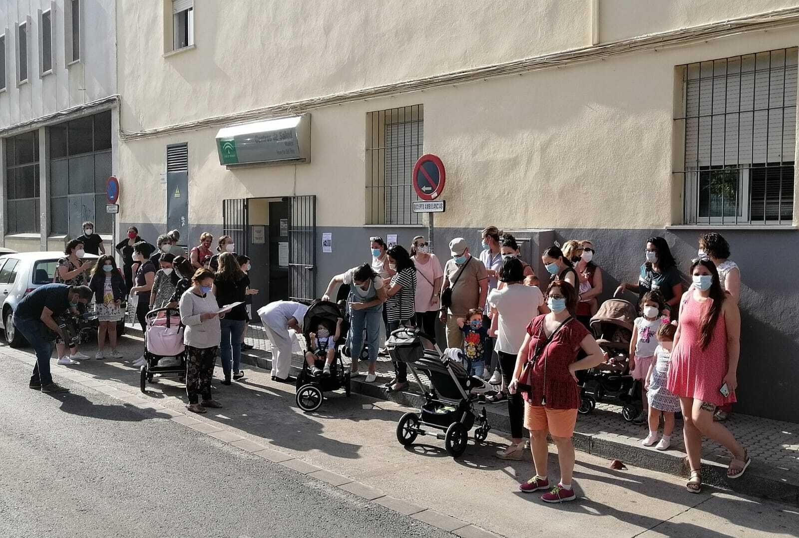 Protesta ante el centro de salud de Mallén por el traslado de Pediatría a El Greco.