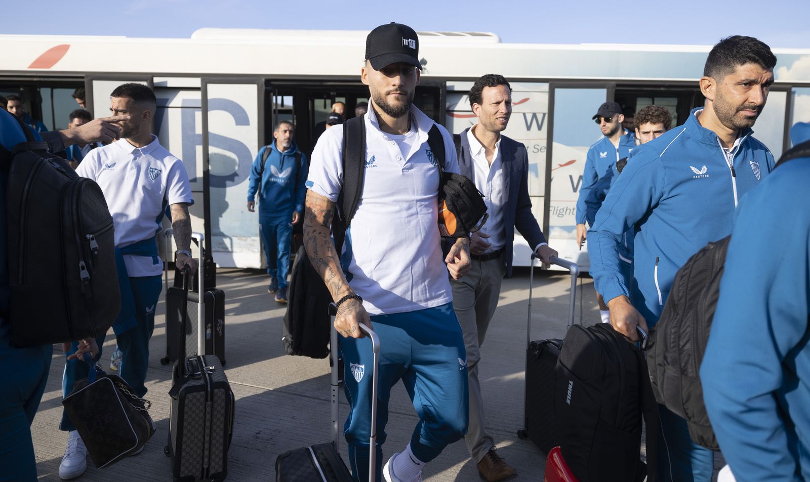 El serbio Nemanja Gudelj, serio a la llega a Budapest.