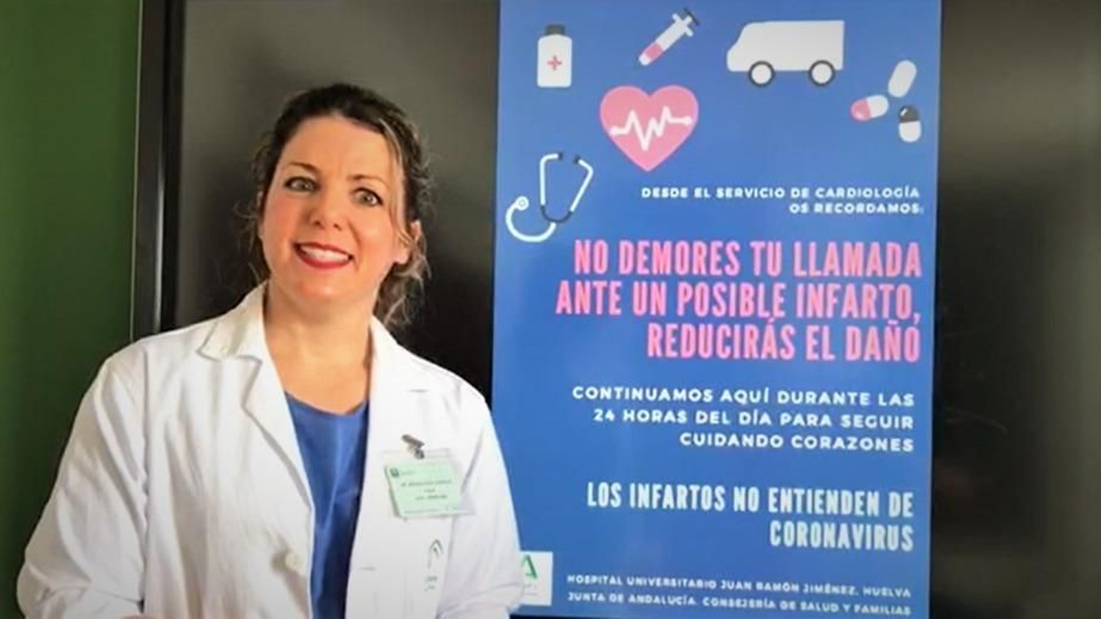 Jessica Roa junto al cartel promotor de la campaña.