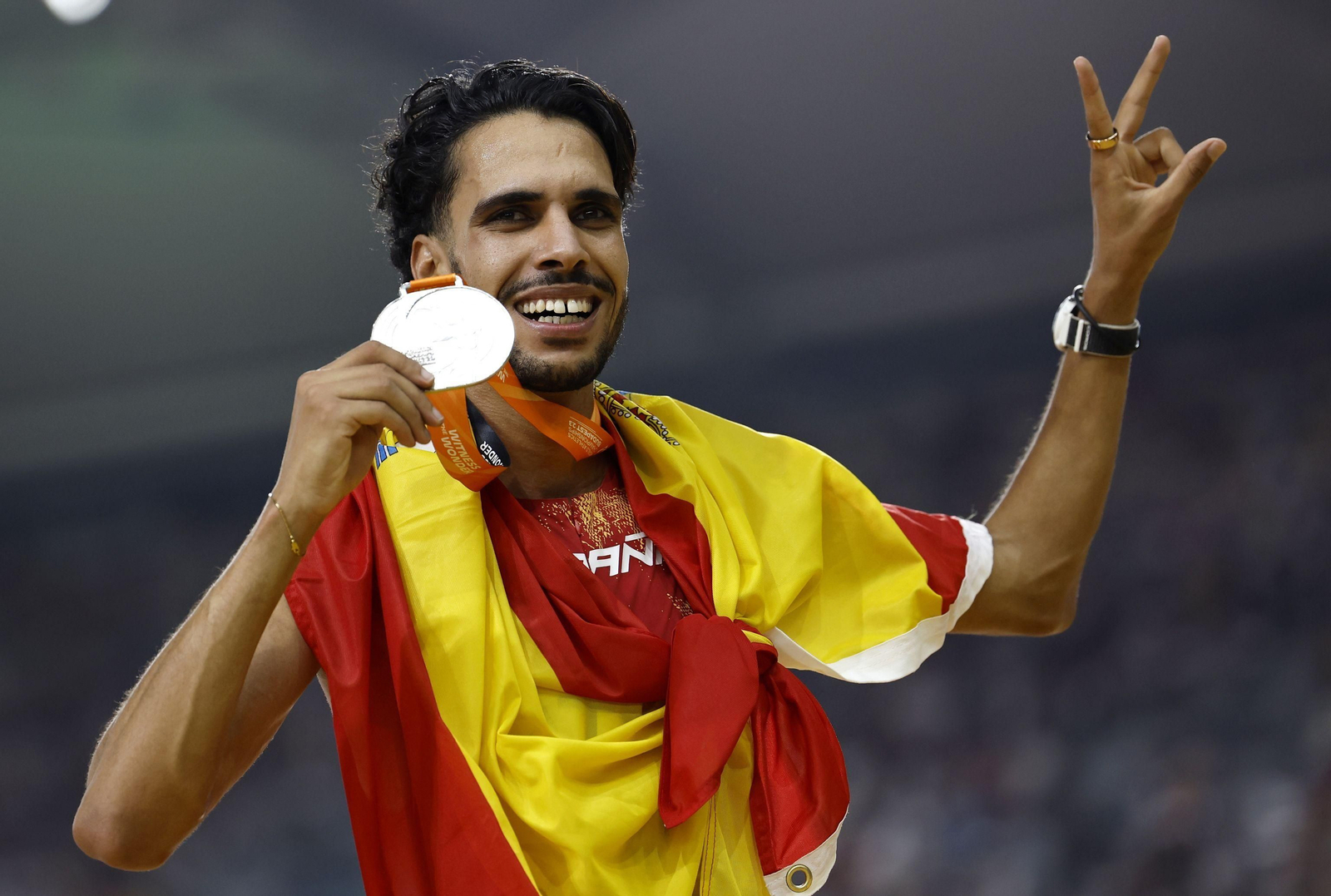 El español Mohamed Katir con la medalla de plata