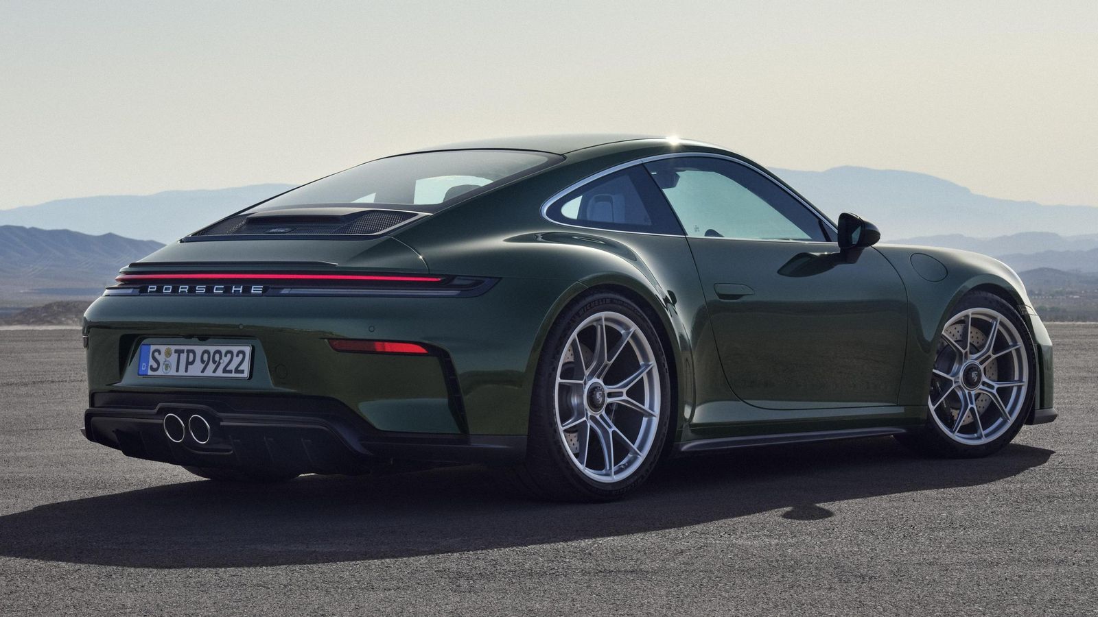 Los Touring carecen del alerón trasero con el que sí cuentan los 911 GT3 estándar. Los Touring carecen del alerón trasero con el que sí cuentan los 911 GT3 estándar.