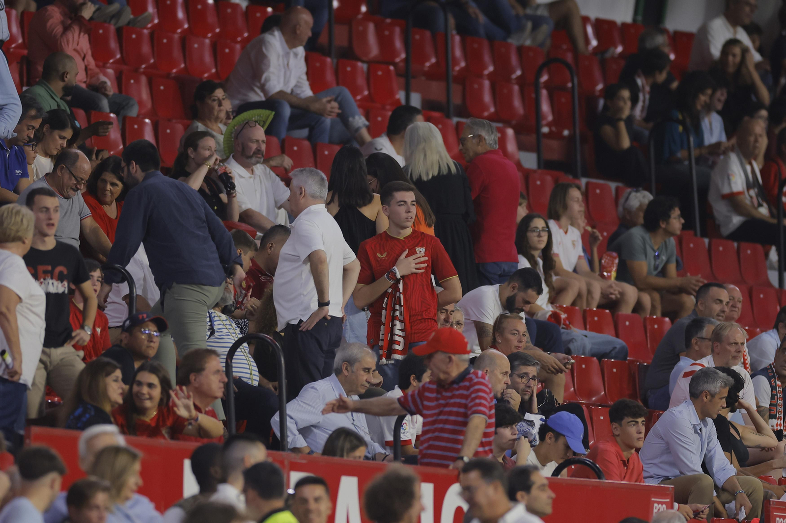 Búscate en las fotos del Sevilla-Rayo