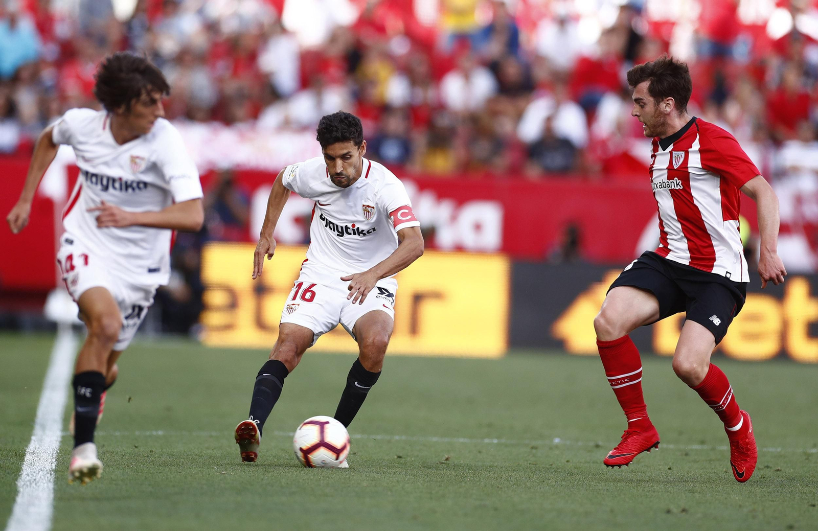 Los sevillistas Jesús Navas y Bryan Gil, ante Ibai Gómez en la banda derecha.