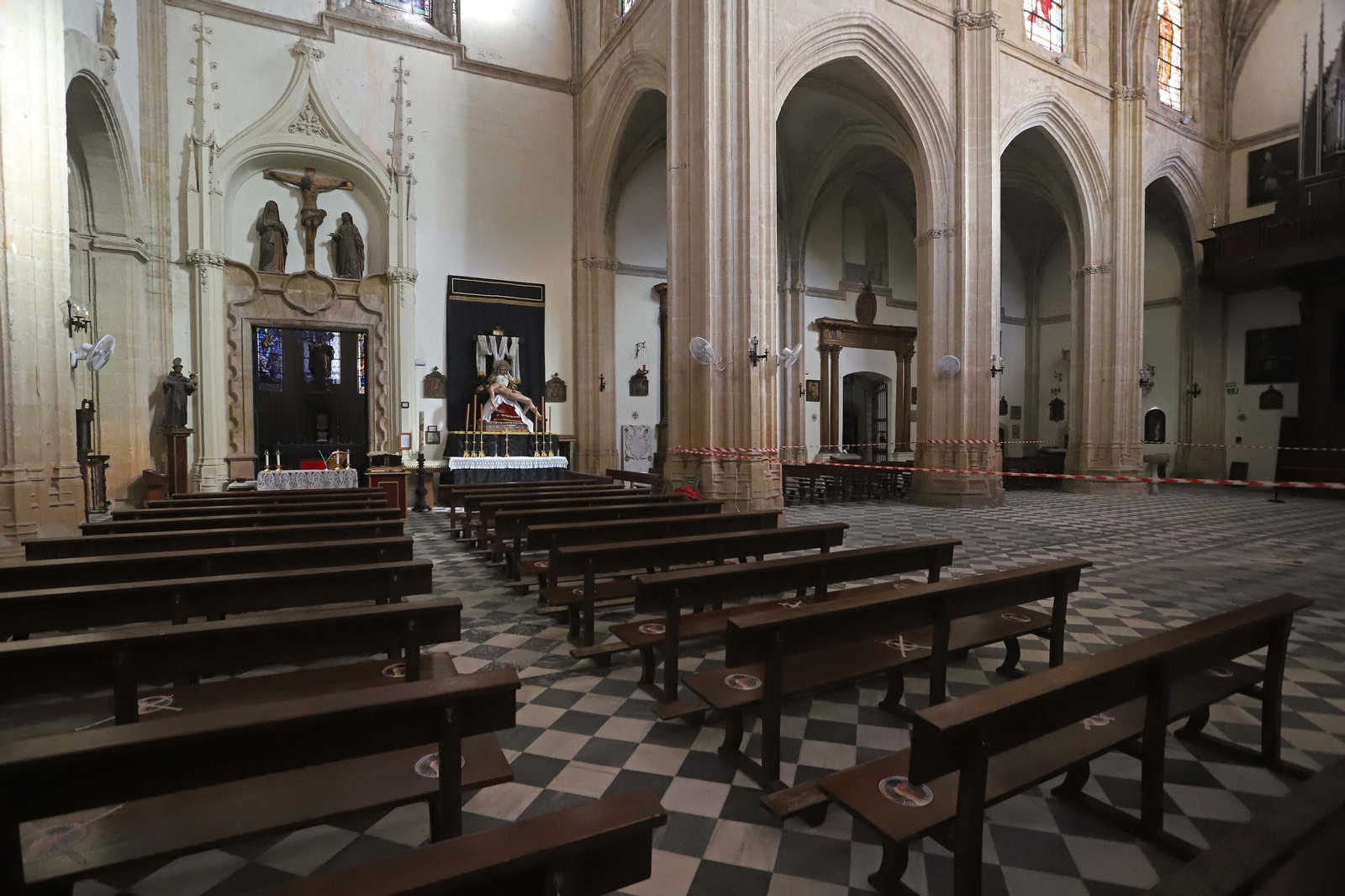 Fotos de los daños en las vidrieras de la iglesia de San Mateo, en Tarifa