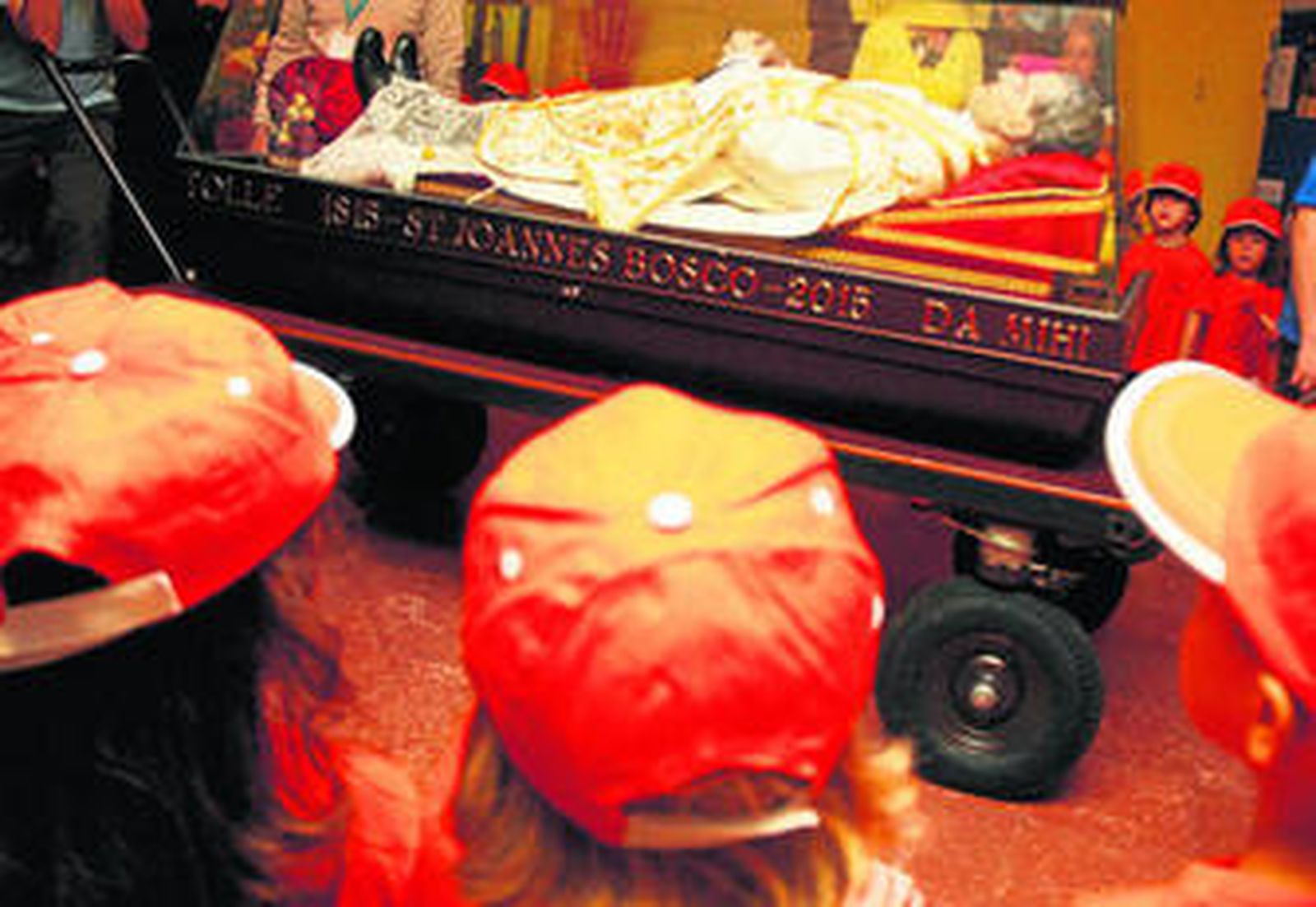 Las reliquias de San Juan Bosco ante los alumnos más pequeños.