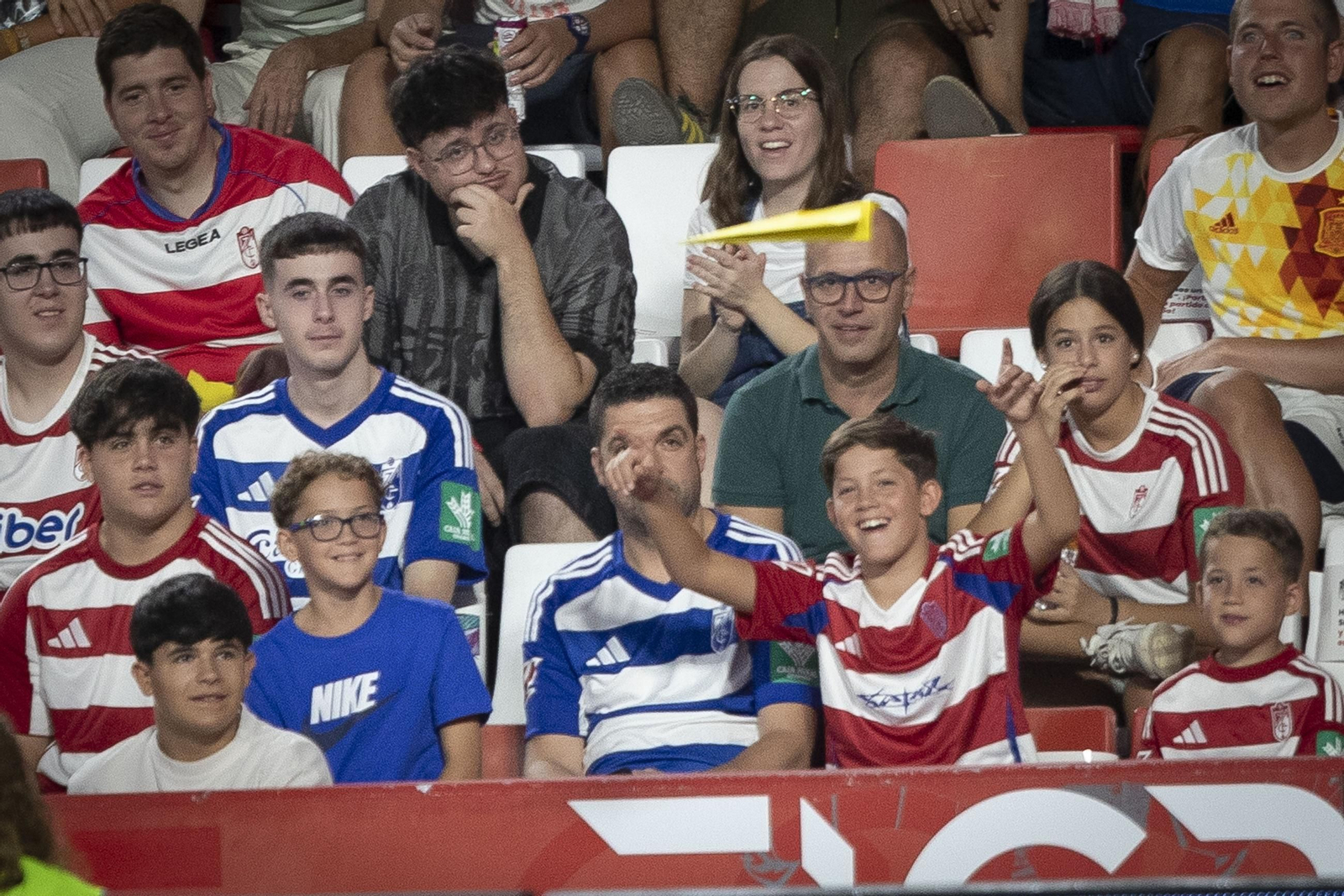 Encuéntrate en la grada de Los Cármenes en el Granada-Leganés