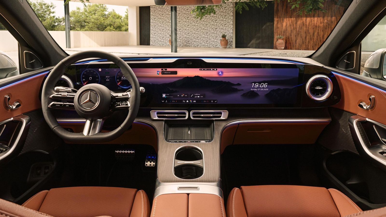 Las tres pantalla concatenadas que conforman el Hyperscreen MBUX son una opción en el GLC vinculada al paquete Premium.