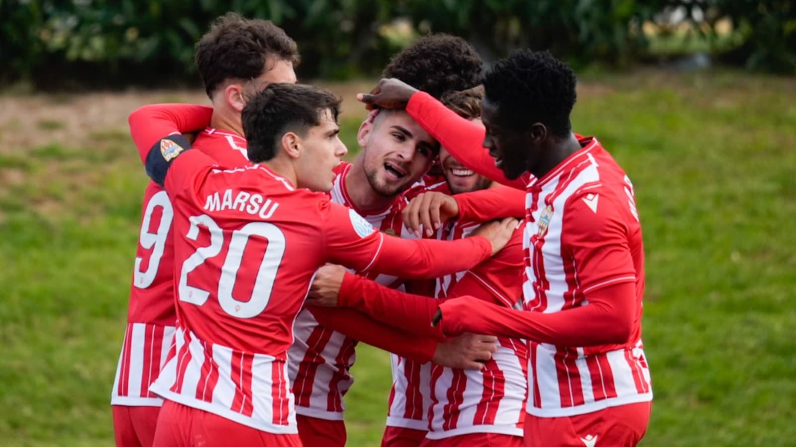 Celebración de los rojiblancos en el primer tanto de Josema.