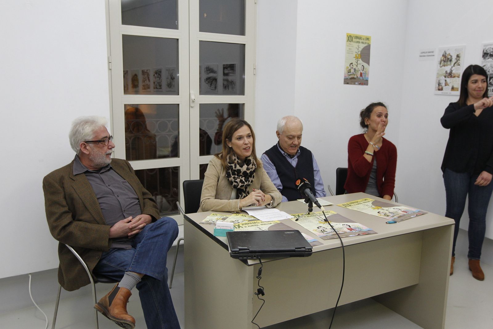 La concejala de Cultura, Ana Martínez Labella, con Diego Cara, coordinador de las Jornadas del Cómic.