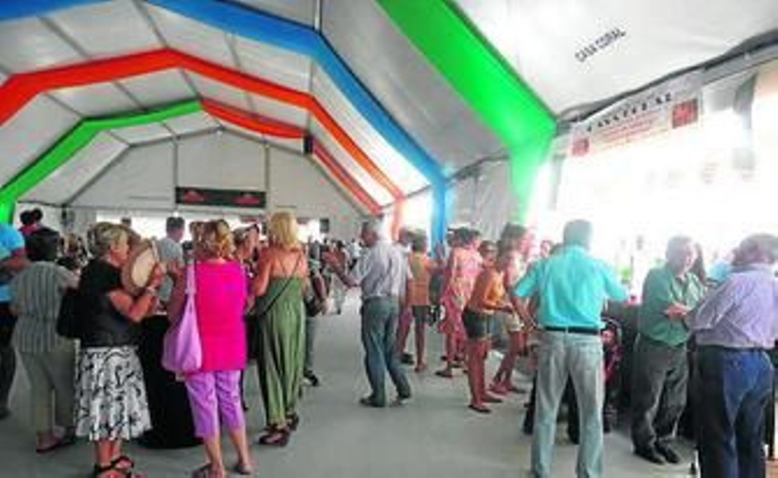 Diferentes establecimientos muestran lo más variado de sus cocinas. Desde 'pescaíto' frito a carne a la brasa pasando por platos de cuchareo como la porra, paella o los callos.