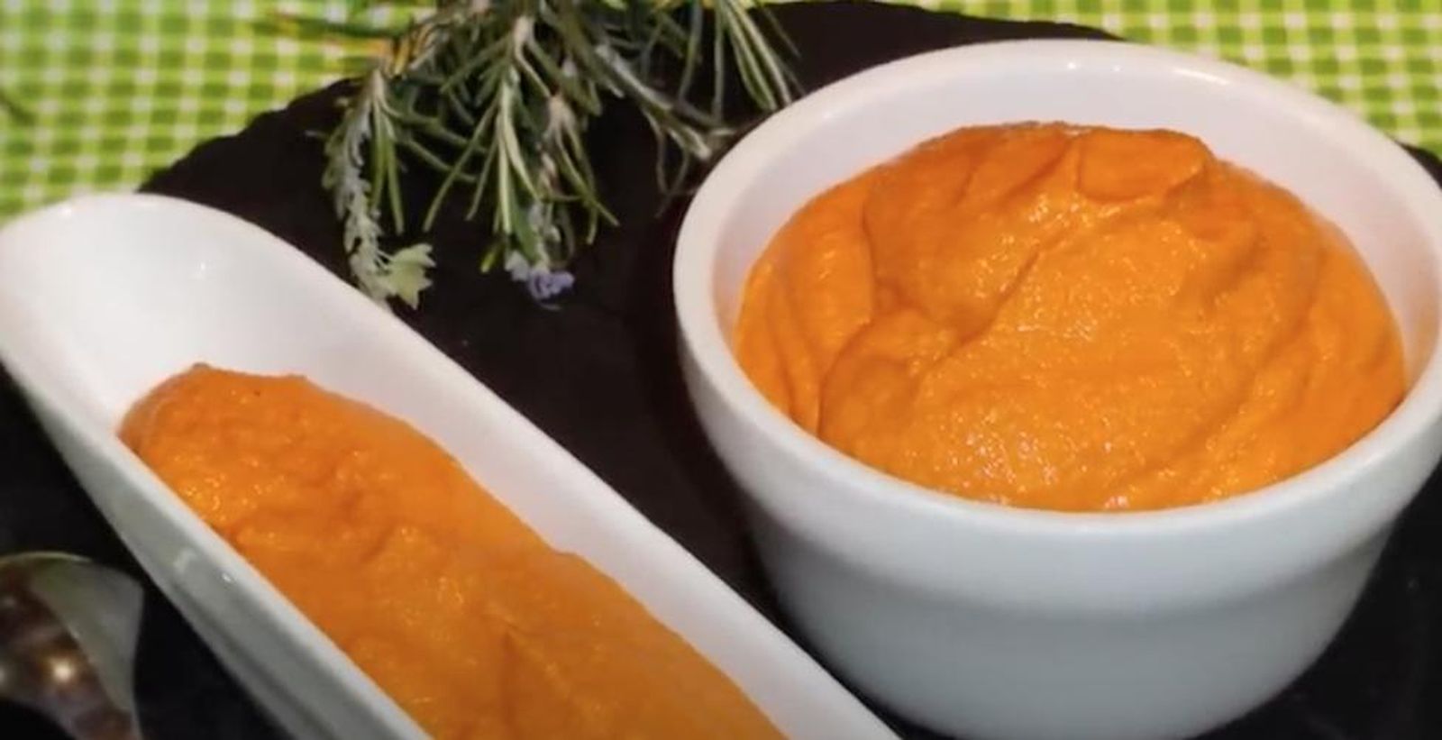 Salsa romesco servida en diferentes recipientes
