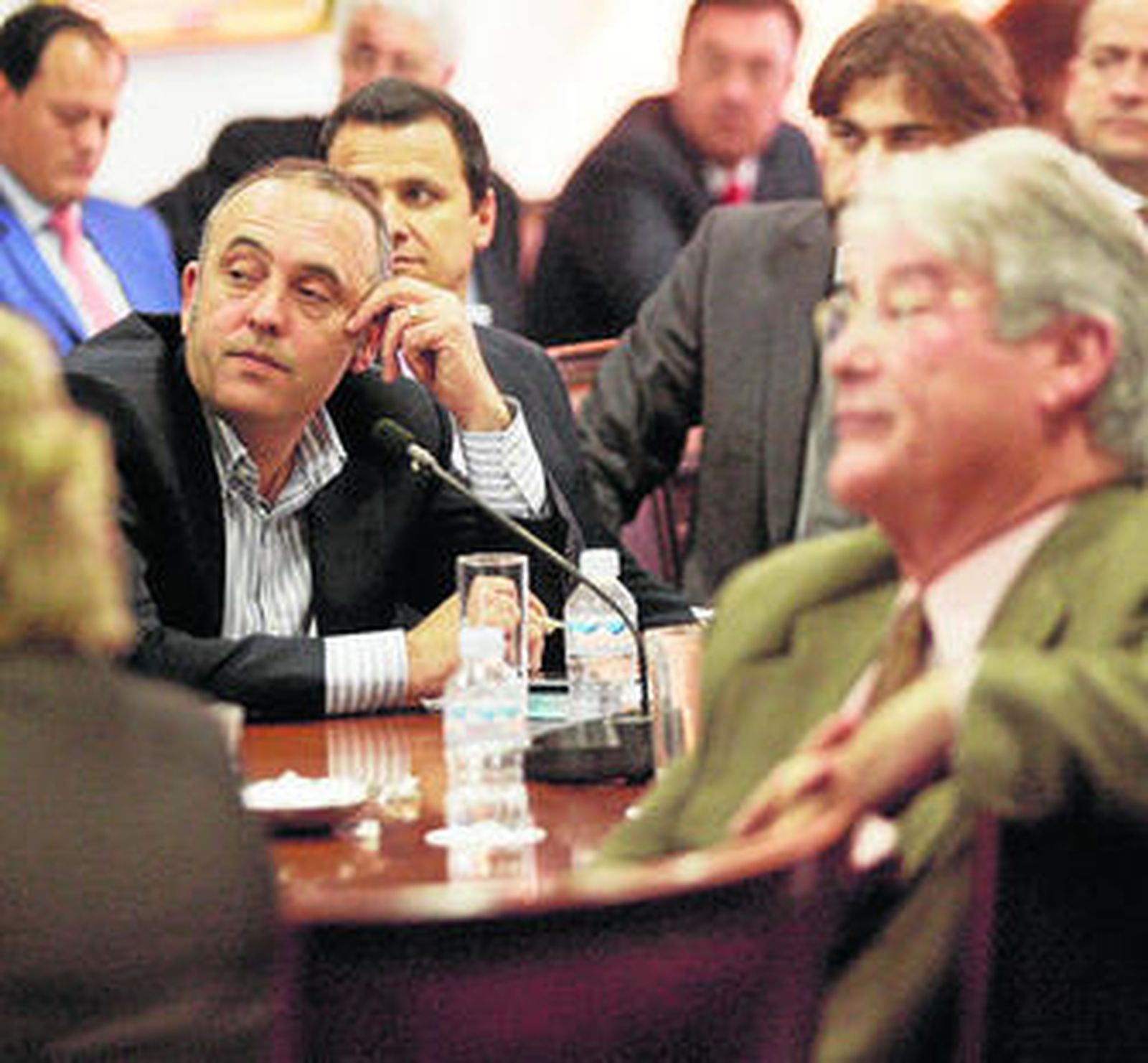 Rafael Bados y Luis Carreto, sentados en el pleno de la Cámara de Comercio.