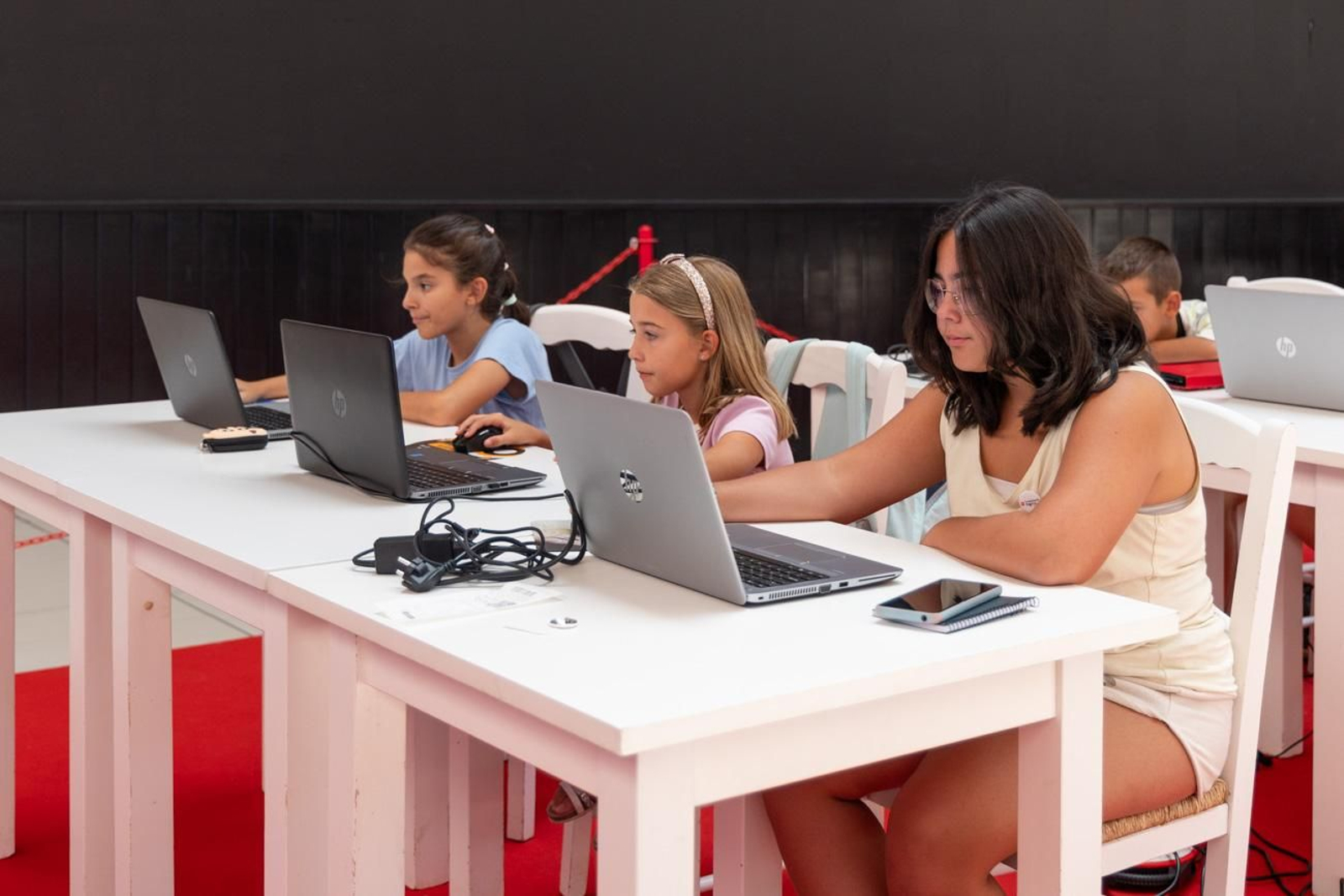 Así disfrutan los más jóvenes del campamento digital de La Loma,