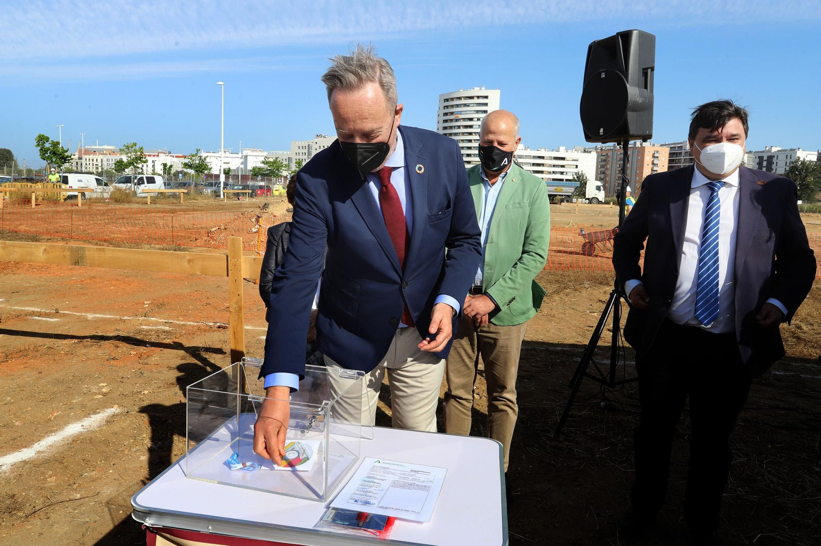 Imágenes de la  colocación de la primera piedra del nuevo colegio público ubicado en el 'Ensanche Sur'