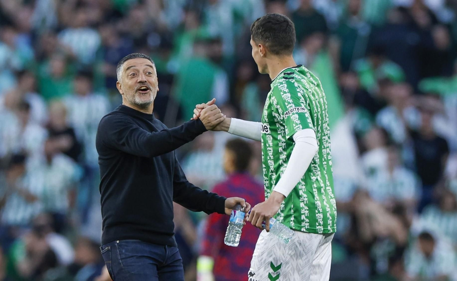 García Pimienta saluda a Altimira en el derbi.