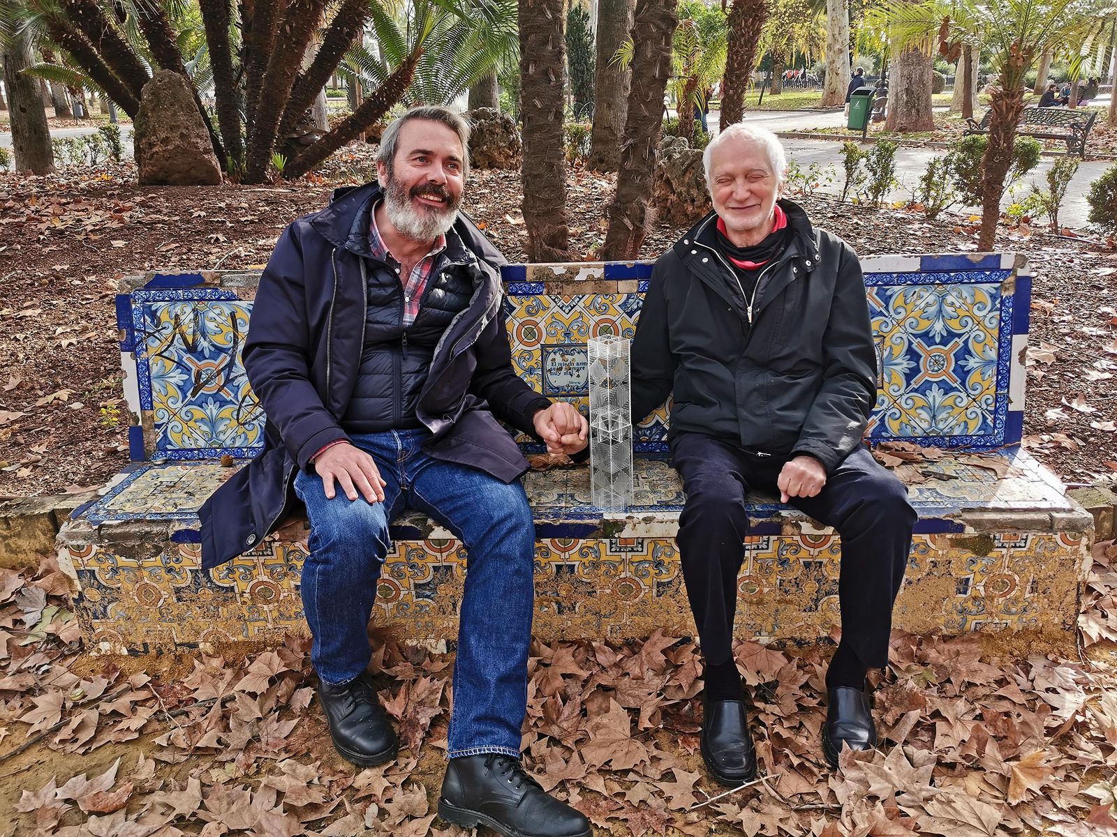 Juan Serrano hace entrega de  a Alberto Montejo de un obsequio en nombre de Amigos de Medina Azahara.