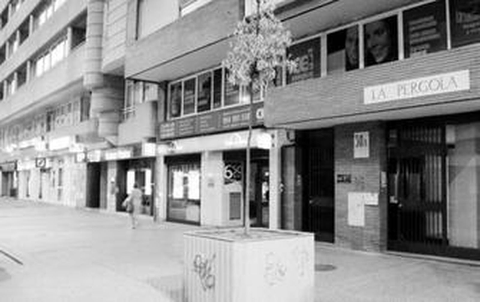 La última reforma de Virgen de Luján dejó la mayor parte de la avenida sin sombra.