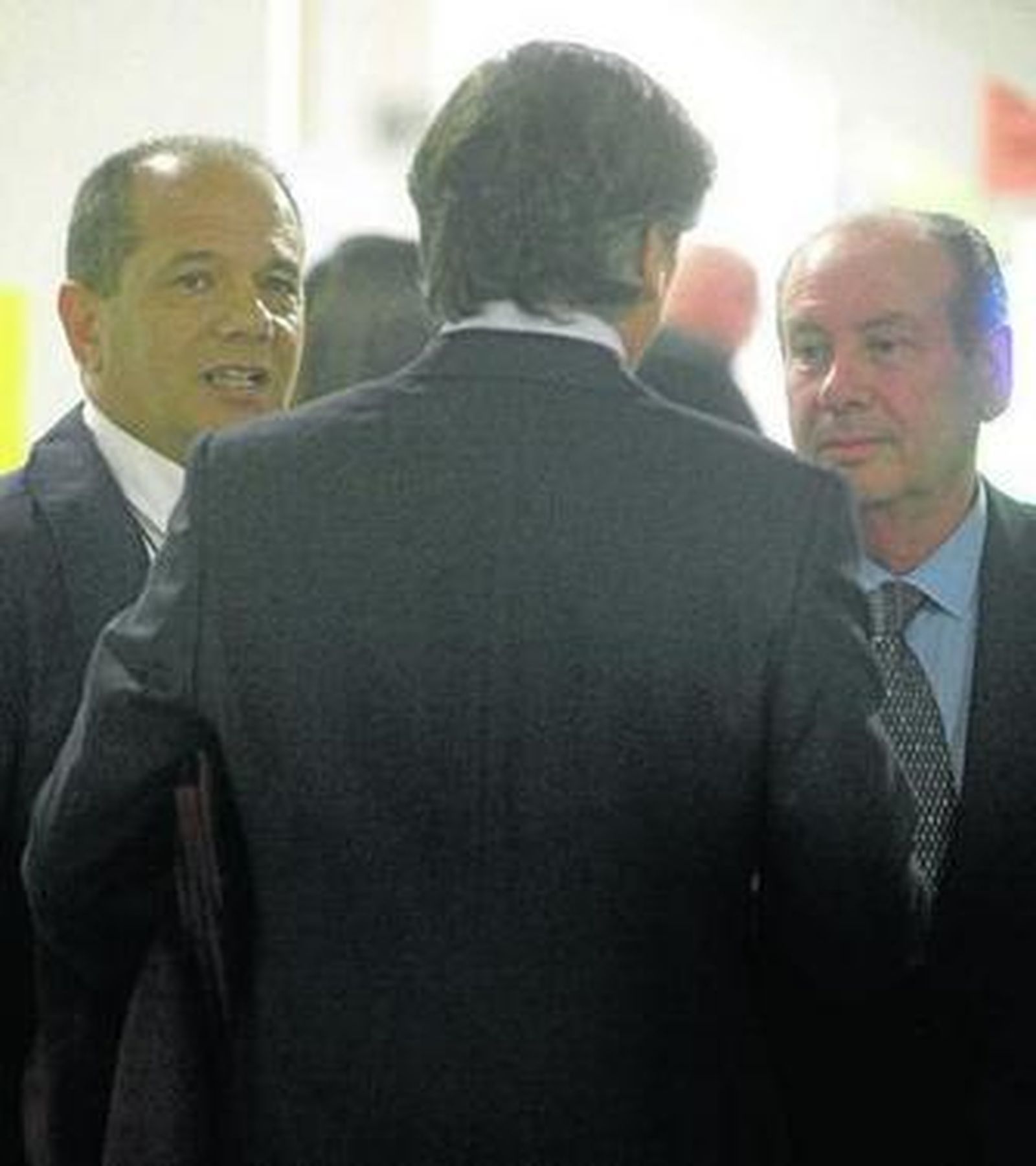 Morales (i), hablando con dos administradores concursales, en el juicio.