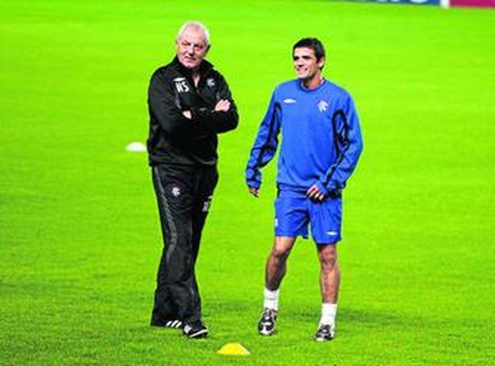 Walter Smith dialoga con Nacho Novo, durante el entrenamiento del Rangers en Nervión.