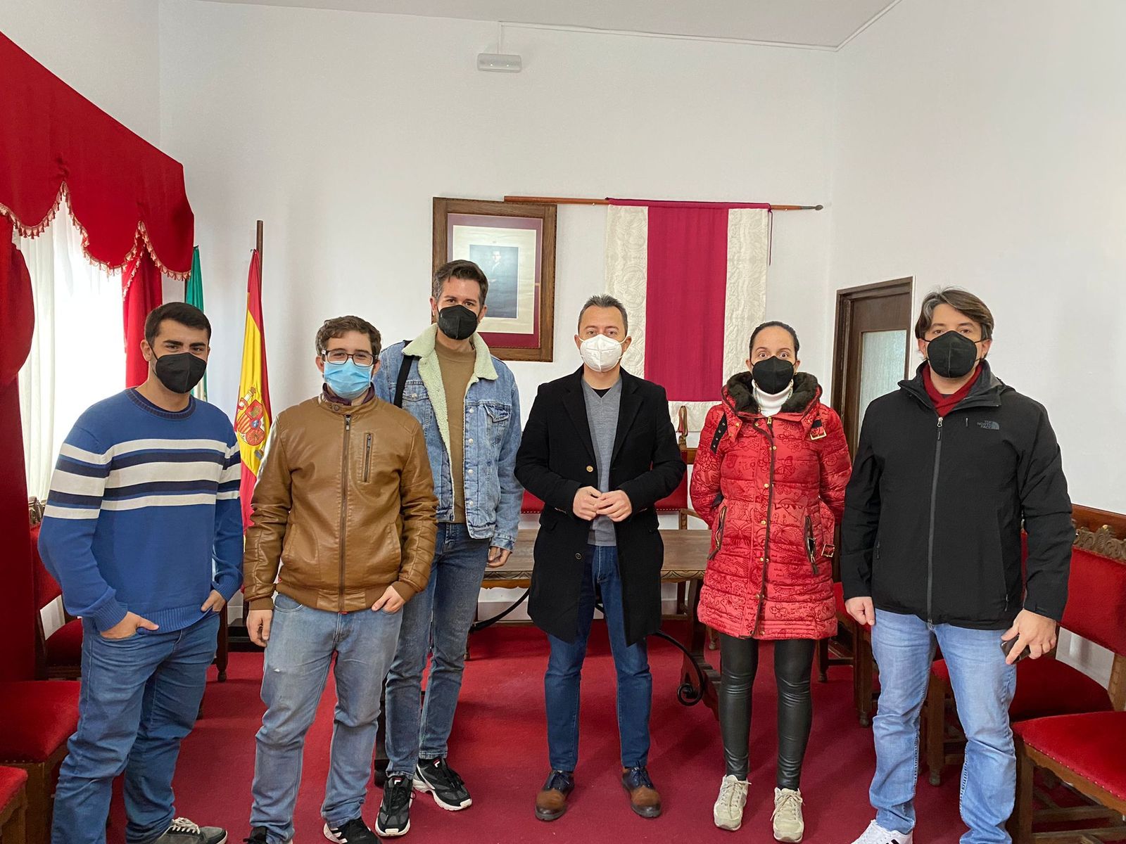 El alcalde de Zahara de la Sierra, Santiago Galván, con el equipo de la película.
