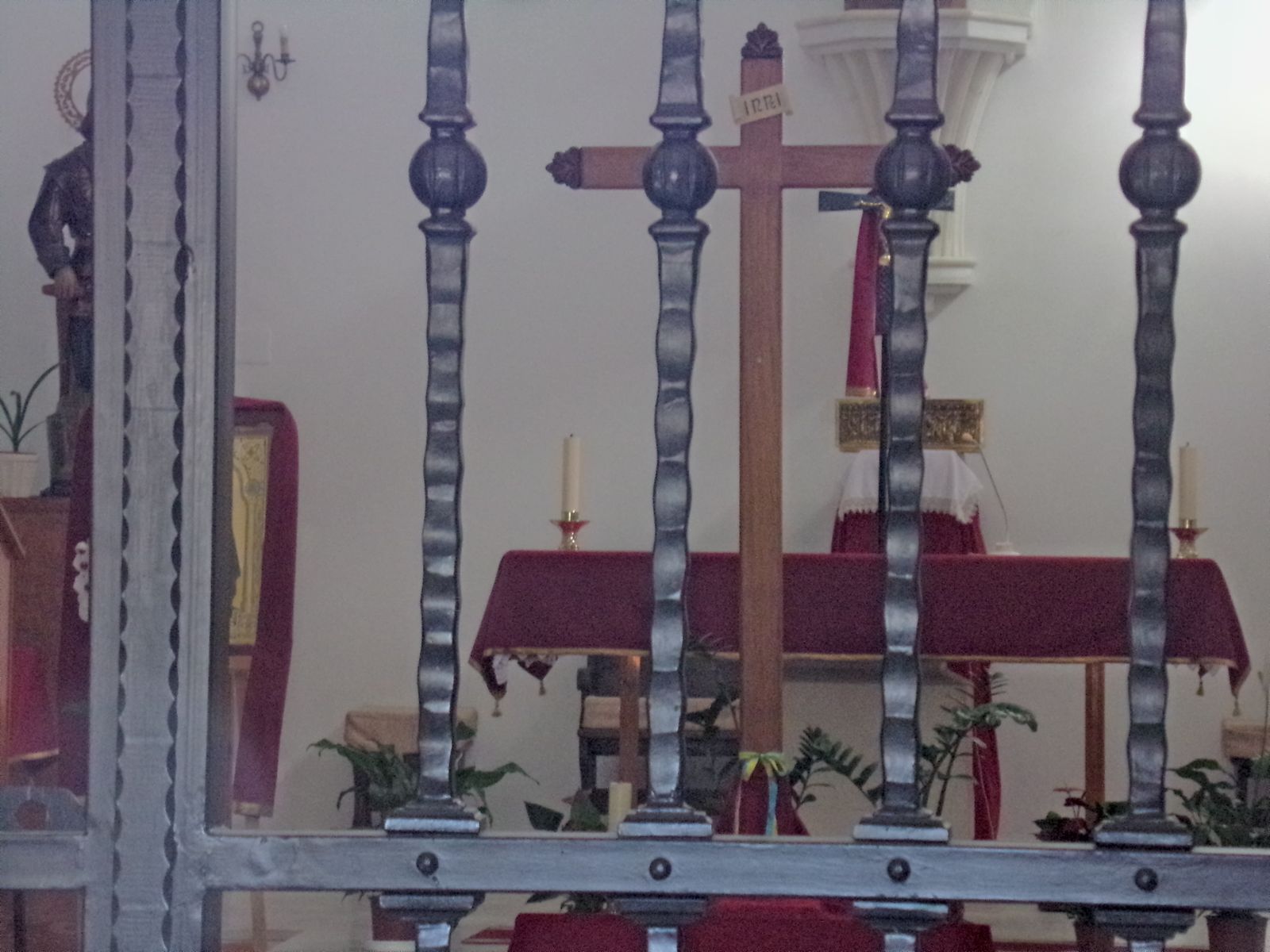 Así ven, entre rejas, los feligreses de San Isidro su Iglesia